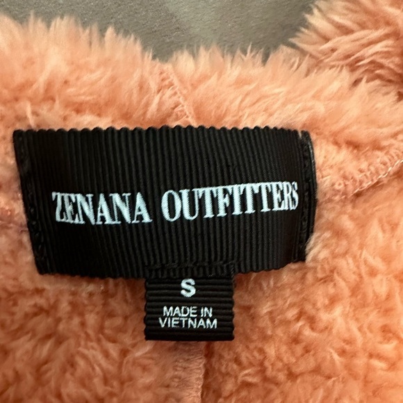 Zenana Outfitters faux fur vest., Size S, EUC - Picture 5 of 5